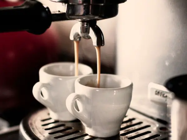 3 Maneras de Usar Granos de Espresso para Verter Café