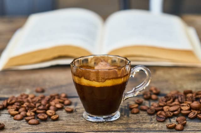 Cómo los niveles de tueste afectan la acidez del café preparado