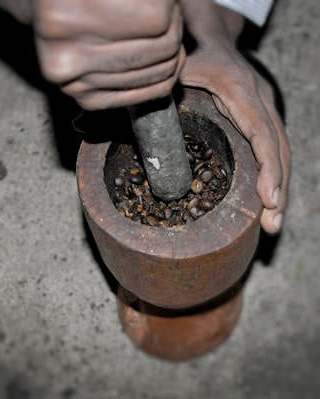 Cómo moler granos de café sin molinillo