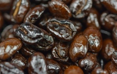 Cómo secar granos de café aceitosos sin perder su sabor 