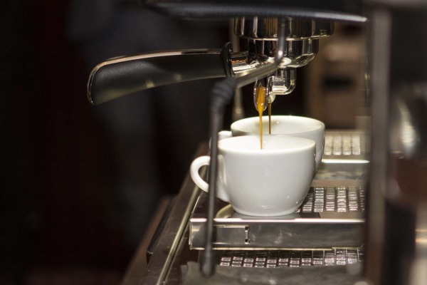 ¿Cuánto tarda en hacer café un café espresso en la estufa?