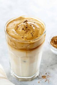 Cómo hacer que el café helado sea menos amargo (8 consejos increíbles)
