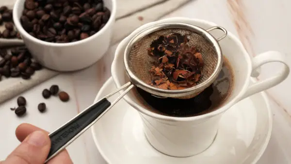 Cómo quitar finos de café molido