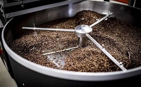 ¿Puedes tostar granos de café en una olla de barro?