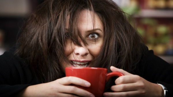 ¿Puede el café descafeinado causar sofocos?