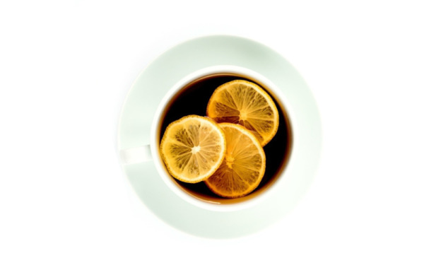 ¿Por qué el espresso se sirve con cáscara de limón?