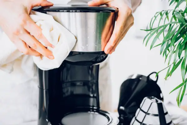 ¿Cómo limpiar una cafetera con lejía?  Guía paso por paso