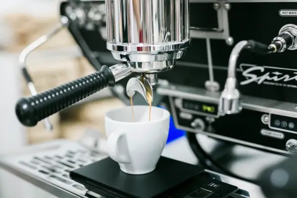 ¿Puedes usar café regular para hacer espresso?