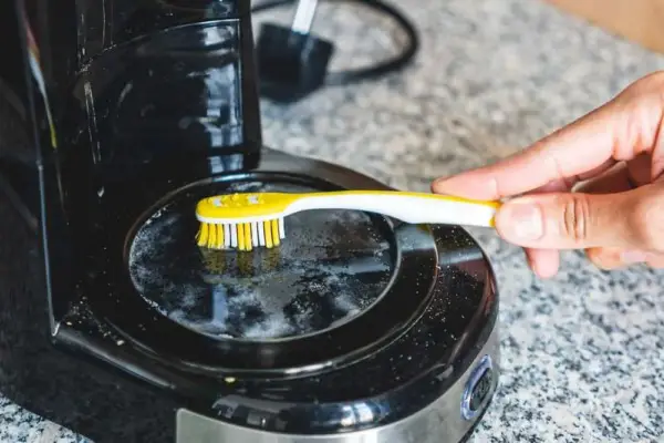 La mejor manera de limpiar una cafetera sin vinagre